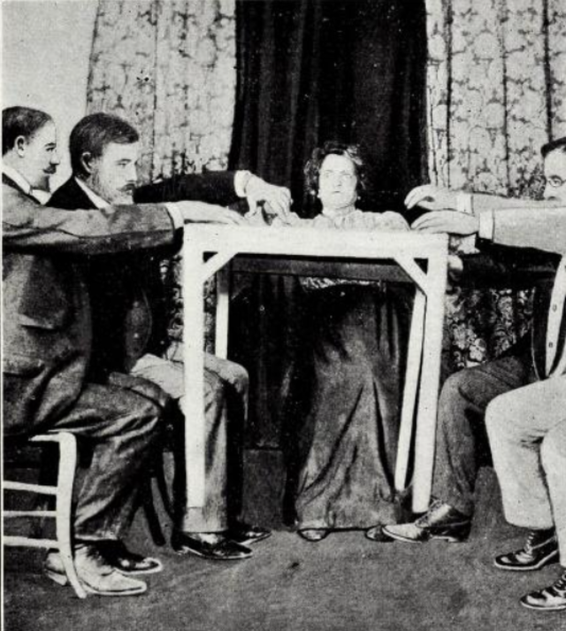 Levitazione di un tavolo durante una seduta della medium Eusapia Palladino
