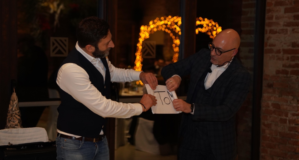 Partecipante con espressione di stupore durante uno spettacolo di mentalismo aziendale di Antonio Argus