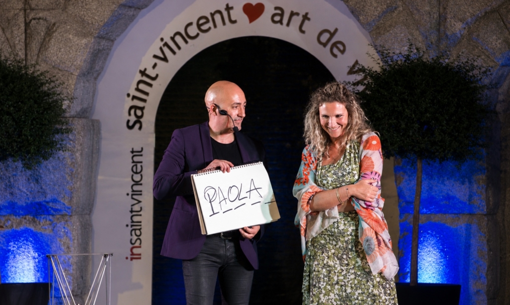 Cold reading: il mentalista Antonio Argus osserva il linguaggio del corpo di uno spettatore durante uno spettacolo