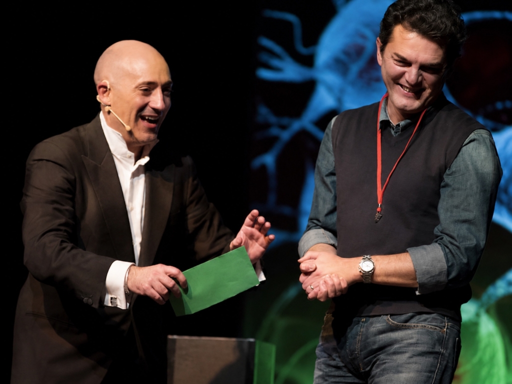 Pubblico di una convention aziendale coinvolto durante lo spettacolo di mentalismo di Antonio Argus