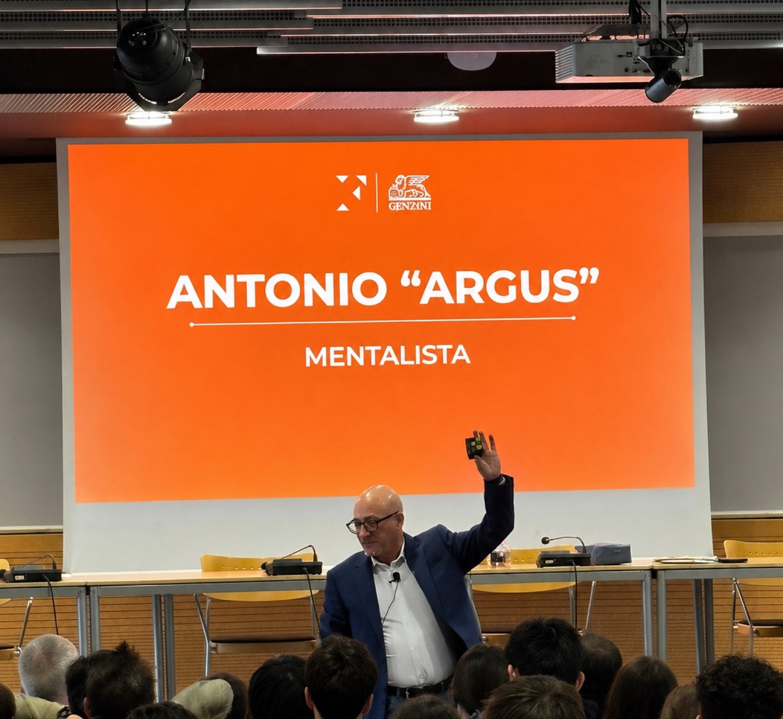 Spettacolo di mentalismo alla cena aziendale, pubblico coinvolto
