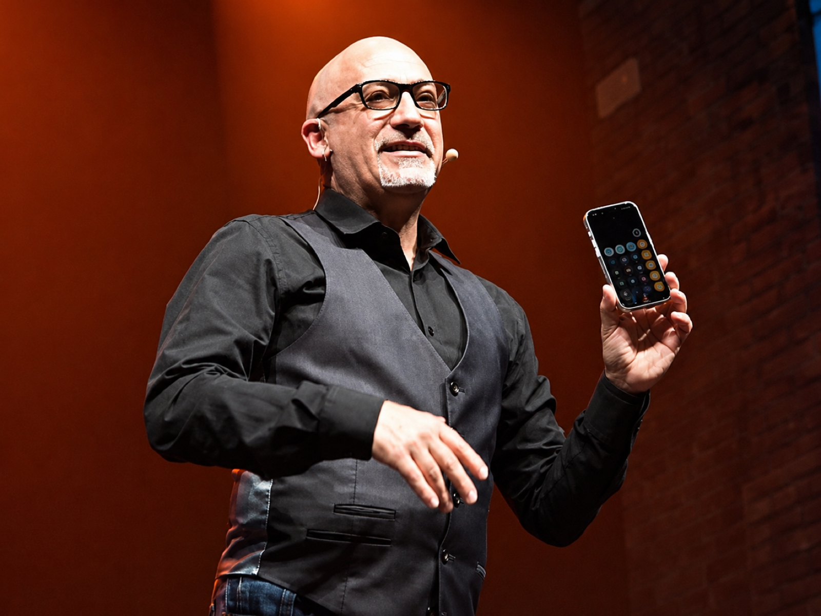 Antonio Argus mentalista sul palco di un evento aziendale