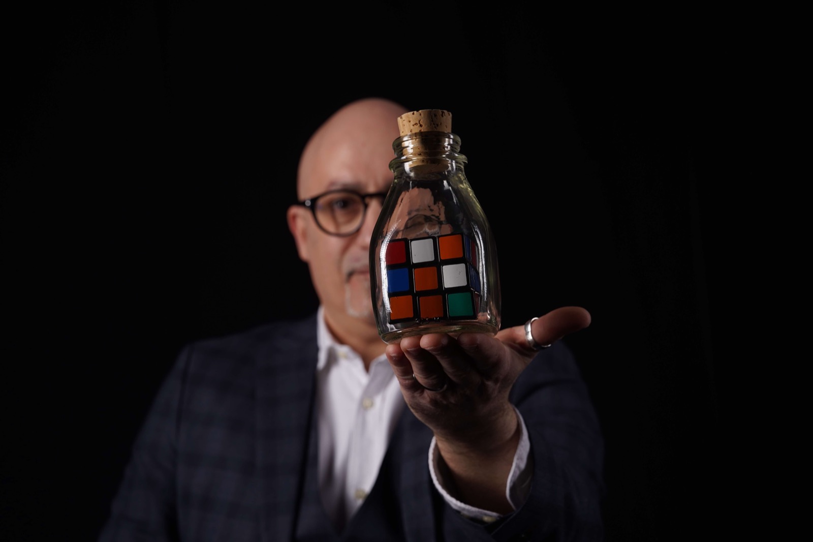 Antonio Argus mentalista con un cubo di Rubik dentro una bottiglia, effetto impossibile